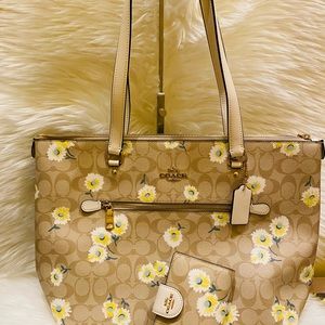 Coach Gallery Tote & wallet set with Daisy Print